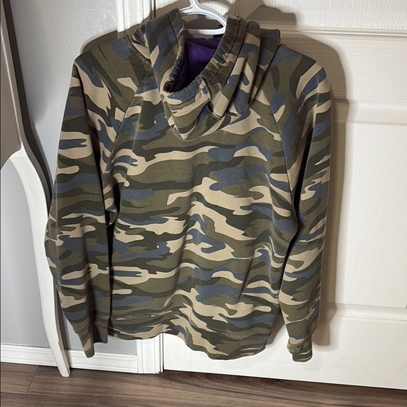Cabela's Green Camouflage Hoodie - Picture 3 of 3
